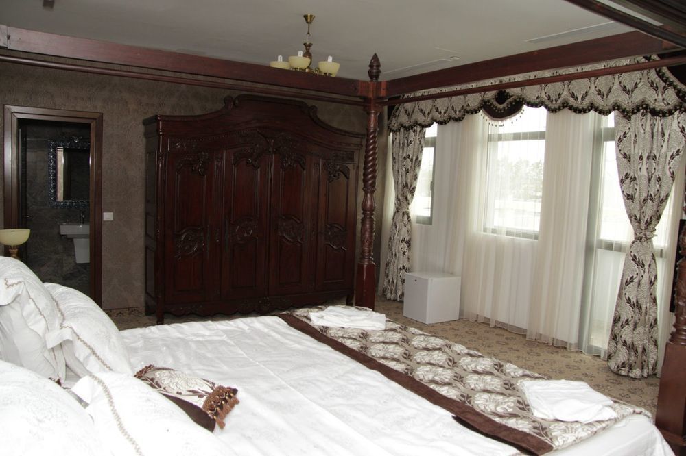 Pik Elegance Hotel Ploiesti Bagian luar foto