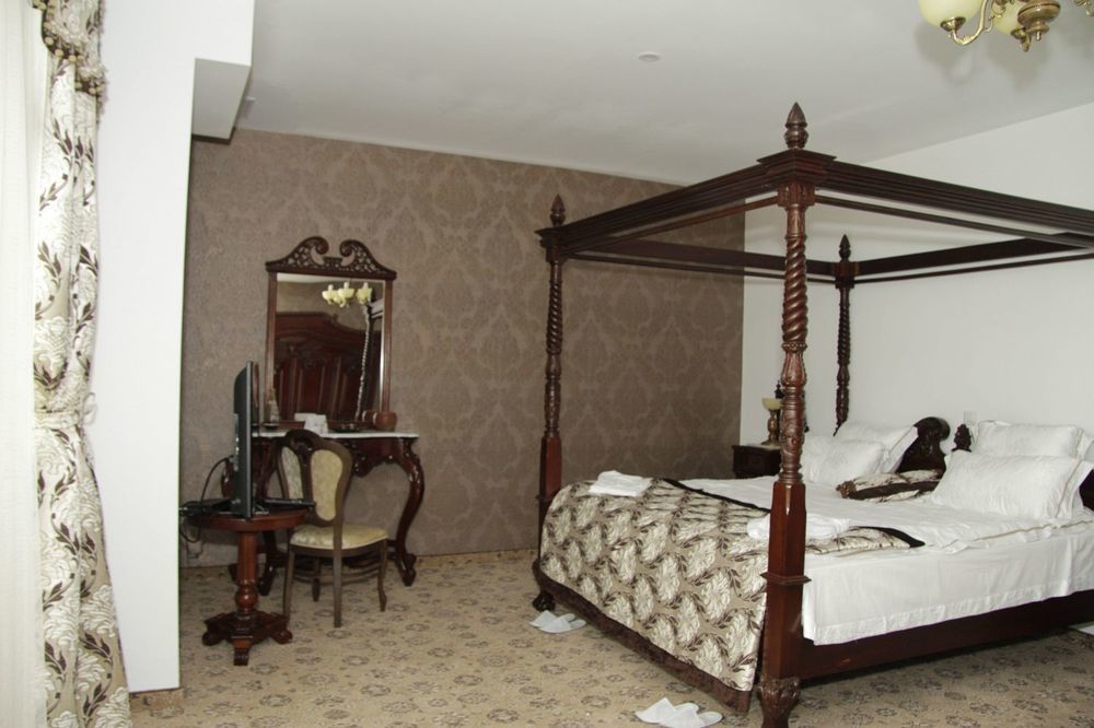 Pik Elegance Hotel Ploiesti Bagian luar foto