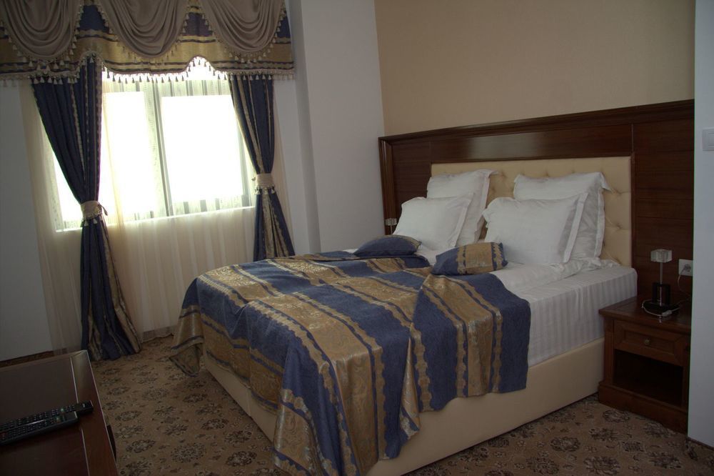 Pik Elegance Hotel Ploiesti Bagian luar foto