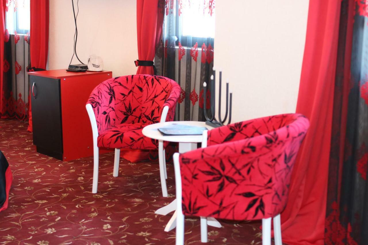 Pik Elegance Hotel Ploiesti Bagian luar foto