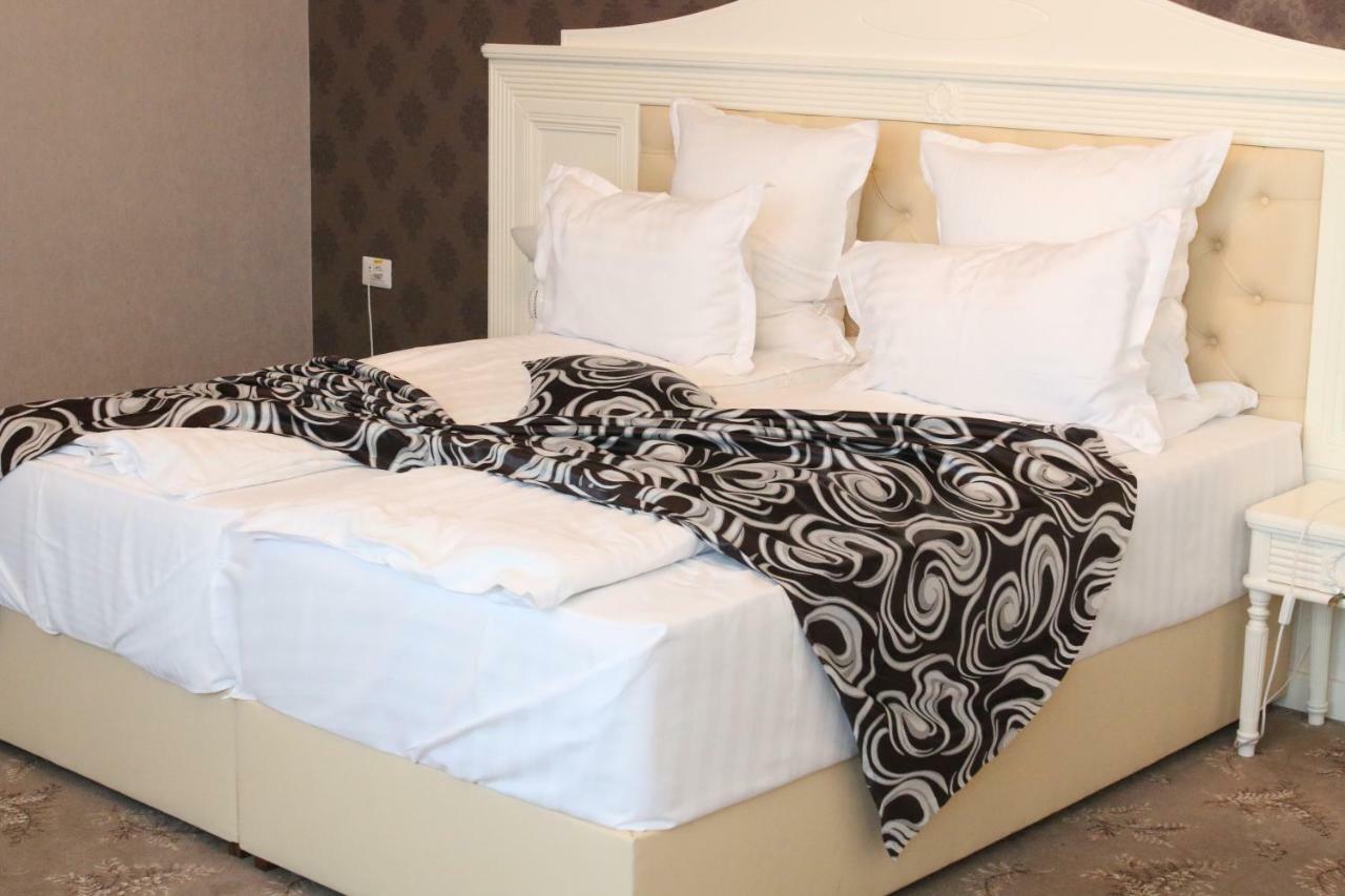 Pik Elegance Hotel Ploiesti Bagian luar foto