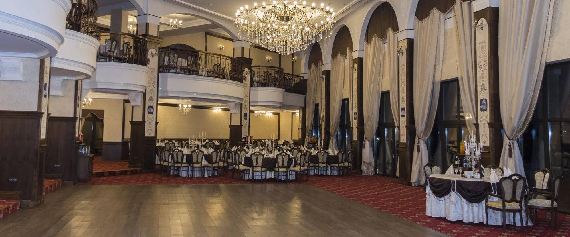 Pik Elegance Hotel Ploiesti Bagian luar foto