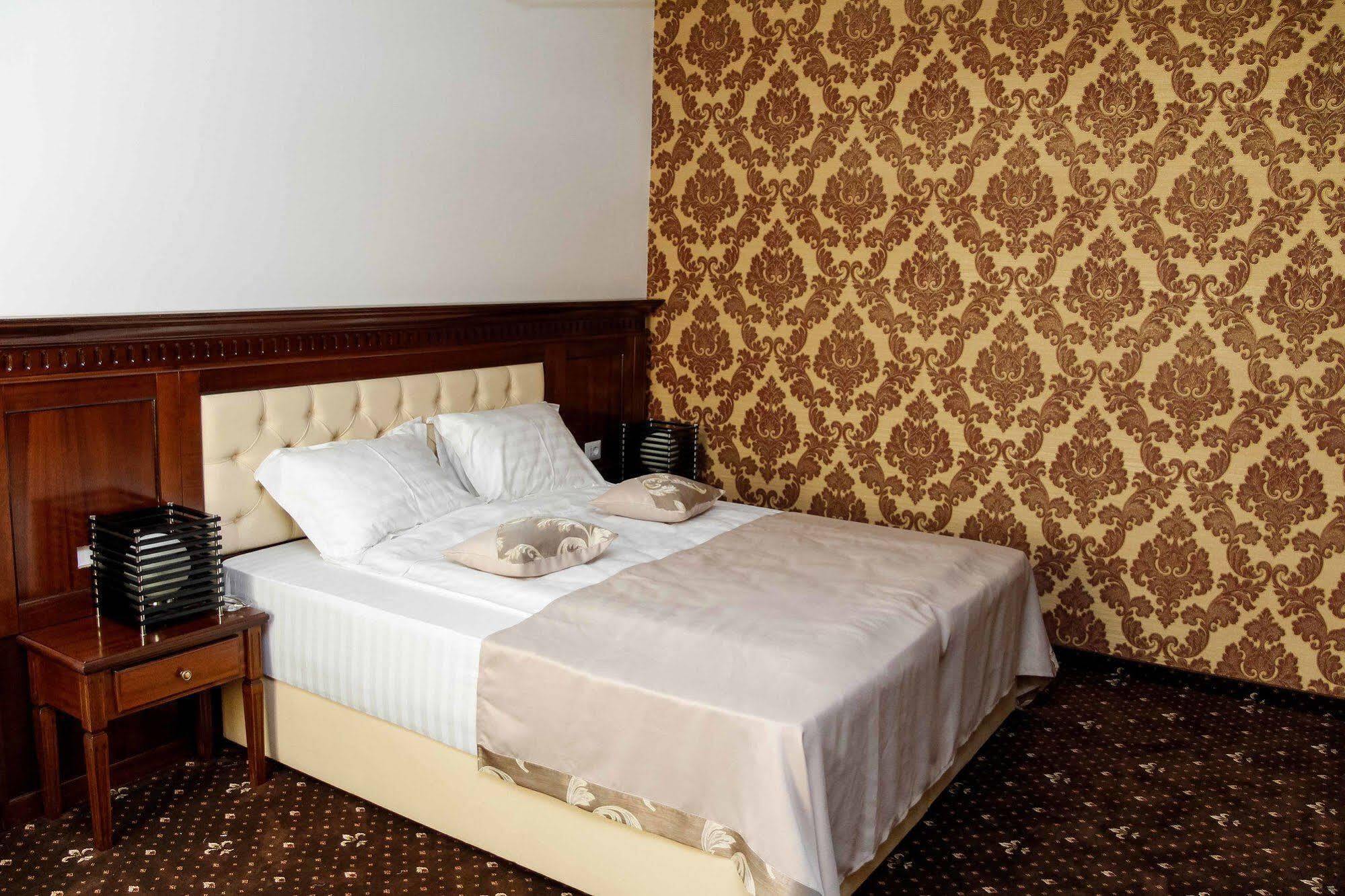 Pik Elegance Hotel Ploiesti Bagian luar foto