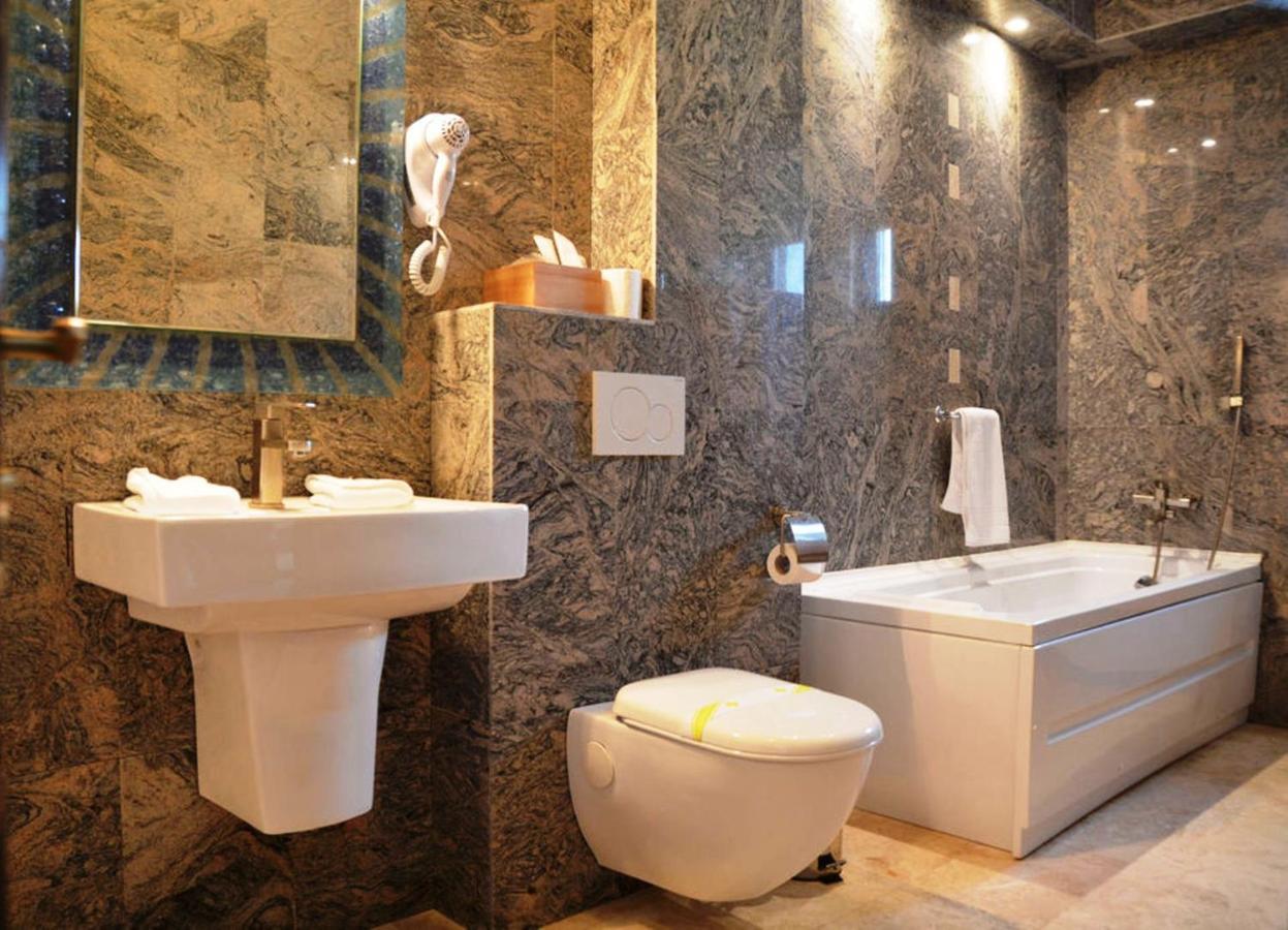 Pik Elegance Hotel Ploiesti Bagian luar foto