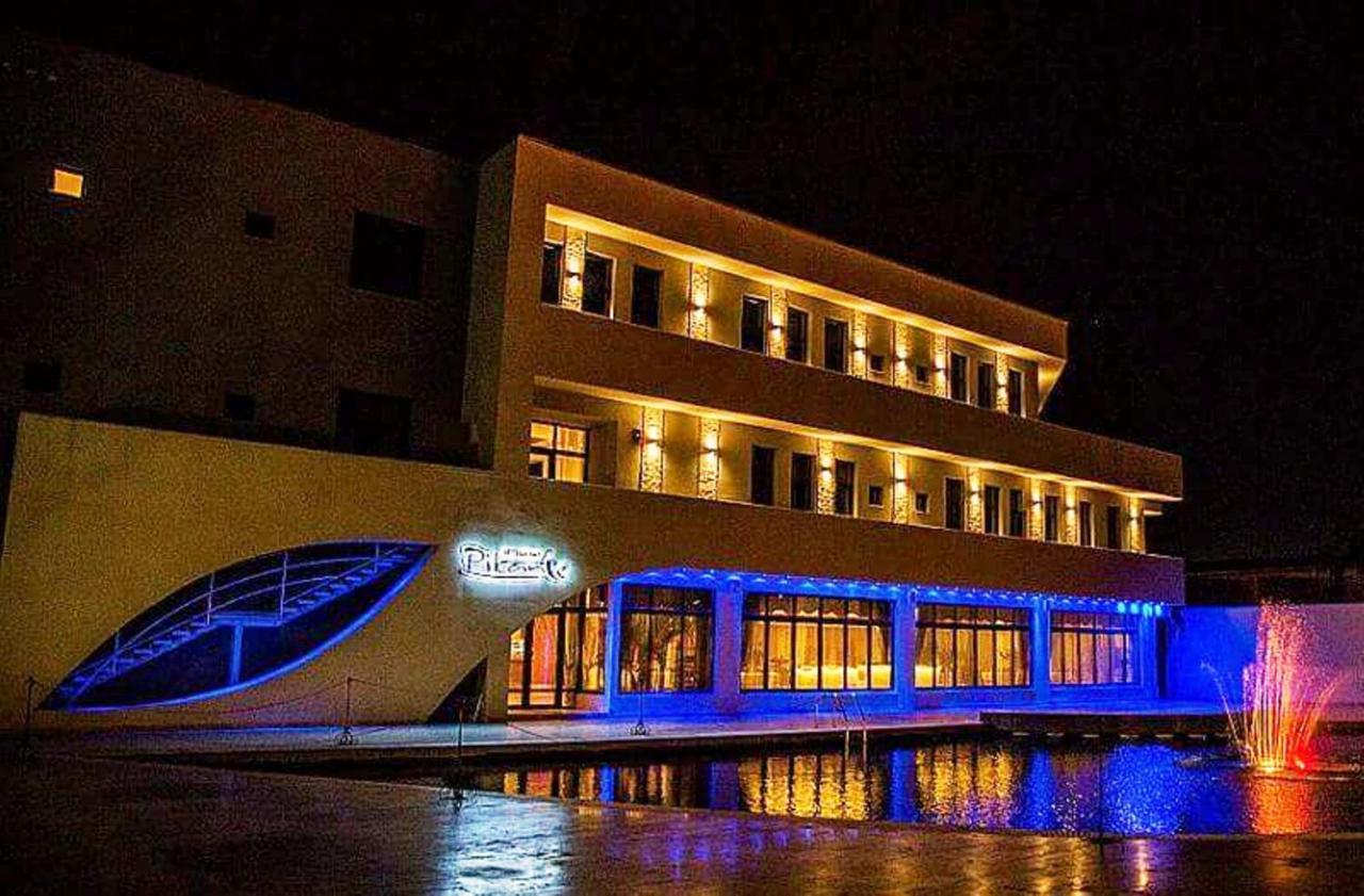 Pik Elegance Hotel Ploiesti Bagian luar foto